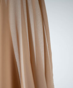 Chiffon Hijab Sand – leichter Hijab in Sandfarbe mit fließendem Stoff