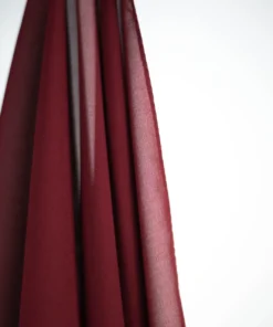 Chiffon Hijab Bordeau – eleganter dunkelroter Hijab mit fließendem Stoff