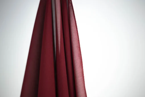 Chiffon Hijab Bordeau – eleganter dunkelroter Hijab mit fließendem Stoff