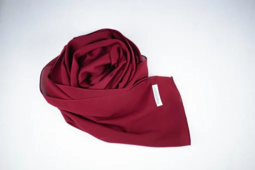 Chiffon Hijab Bordeau – eleganter dunkelroter Hijab mit fließendem Stoff